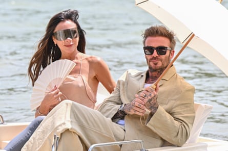 Victoria Beckham dan David Beckham menghadiri pertunjukan Jacquemus di Chateau de Versailles.