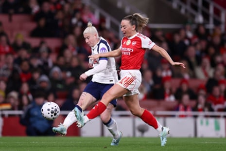 Бетани Ингланд забивает гол