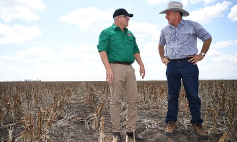Scott Morrison chats to farmer David Gooding on his drought-affected property near Dalby, Queensland, 27 September 2019