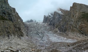 In this picture taken on August 12, 2019 foreign tourists descending into Baltoro glacier in the Karakoram range of Pakistan's mountain northern Gilgit region. (Photo by AMELIE HERENSTEIN / AFP)