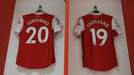 Les chemises de Jorginho et Leandro Trossard sont accrochées dans le vestiaire.