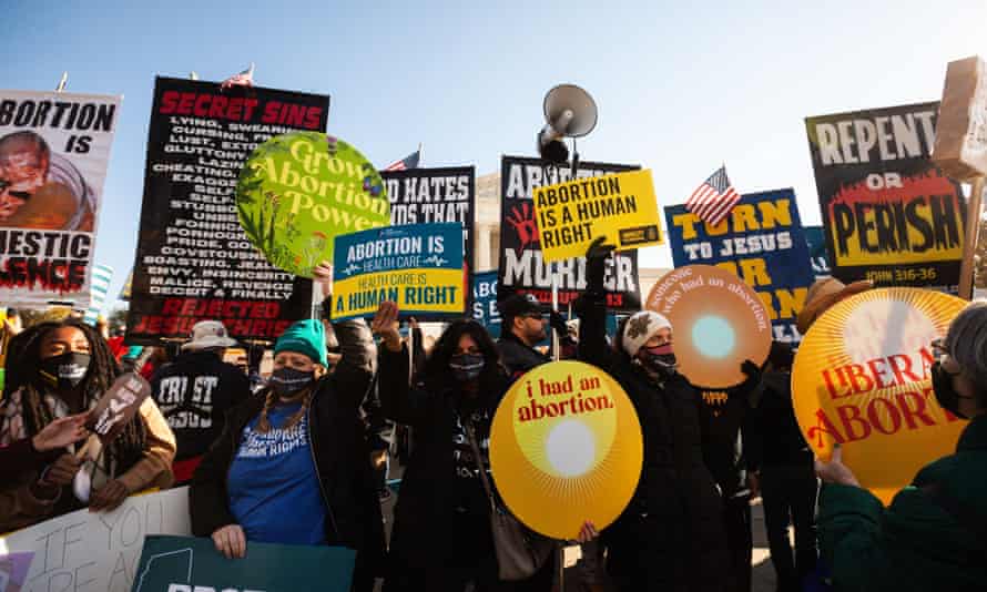 Competing pro- and anti-abortion protests at the US supreme court