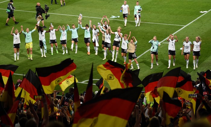Los jugadores alemanes celebran frente a su afición.