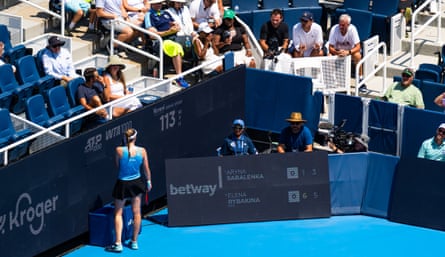Elena Rybakina talks to coach Stefano Vukov while playing against Aryna Sabalenka at the Cincinnati Open.
