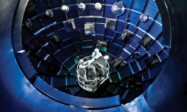 Técnicos inspeccionan el interior de la cámara del blanco en la Instalación Nacional de Ignición de Livermore, California. Fotografía: Laboratorio Nacional Lawrence Livermore/Reuters Técnicos inspeccionan el interior de la cámara del blanco en la Instalación Nacional de Ignición de Livermore, California. Fotografía: Laboratorio Nacional Lawrence Livermore/Reuters