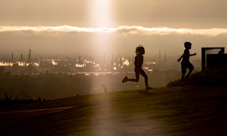Children playing near a US oil refinery, 2019