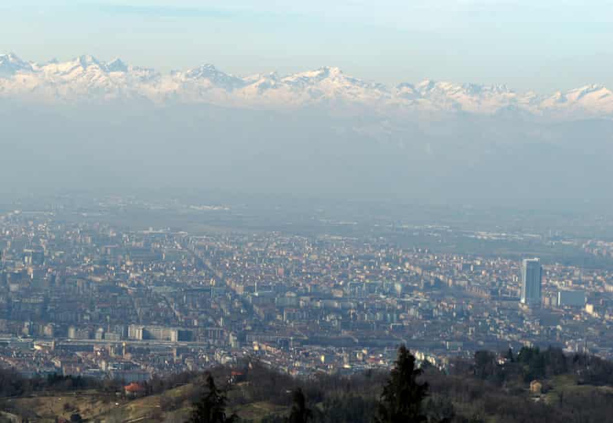 Une vue sur les Alpes depuis le Faro della Vittoria.