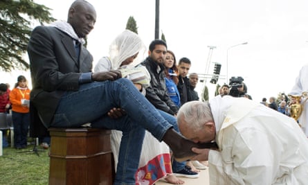 Papa Francesco lava e bacia i piedi di rifugiati musulmani, cristiani e indù durante una messa di Pasqua con richiedenti asilo in un centro di accoglienza a Castelnuovo di Porto, fuori Roma, Italia, nel 2016.