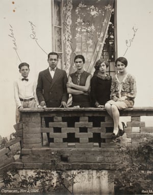 Φρίντα Κάλο με την οικογένεια στο μπαλκόνι.  Από αριστερά προς τα δεξιά: ο ξάδελφός του Frida Κάρλος Veraza, Alfonso Rouiax, Φρίντα, Consuelo Ναβάρο και Cristina Κάλο, στο Casa Azul στις 2 του Νοέμβρη 1926