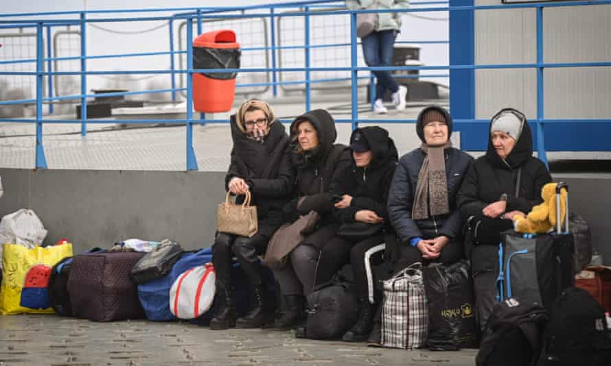 Un groupe de femmes est vu alors que des réfugiés ukrainiens prennent un ferry pour traverser le Danube à la frontière ukraino-roumaine à Isaccea-Orlivka le 25 mars 2022.