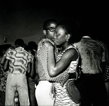 Independence show)Photoromance is the first major solo exhibition in France for the Ivorian photographer Paul Kodjo. A central figure in the development of a post-independence Ivorian visual culture, he was among the first African photographers to explore the photo novel. Shot in public spaces as well as domestic interiors, these photo novels reflect the country’s social and economic transformations during the ‘Ivorian miracle’, a period of prosperity and cultural dynamism in the 1960s and 1970s