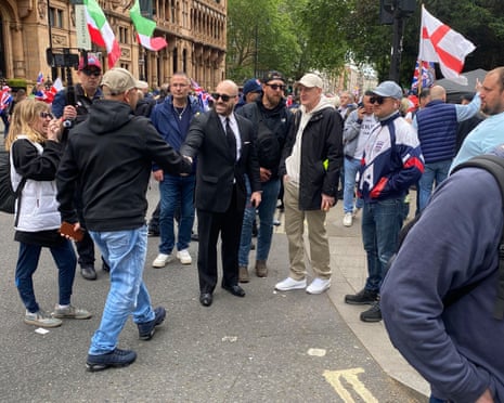 Ο αρχηγός του κόμματος Ukip Νικ Τενκόνι δίνει τα χέρια στη διαδήλωση Unite the Kingdom στο Λονδίνο.