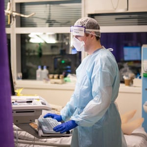 Theo Reback working on the Covid ICU ward