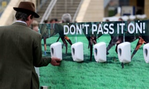 Los dispensadores especiales de desinfectante de manos tenían mucho uso en Cheltenham.