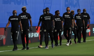 Spieler der Columbus Crew nehmen vor dem Spiel zwischen Orlando City und Inter Miami im Rahmen des MLS is back-Turniers an einer Zeremonie vor dem Spiel von Black Lives Matter teil