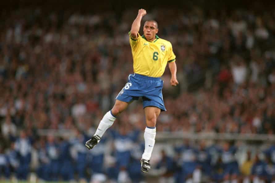 Roberto Carlos merayakan golnya.