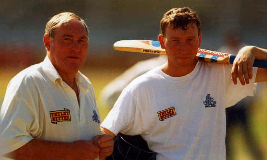 Ray Ellingworth con el capitán de Inglaterra Michael Atherton, con quien se enfrentó.