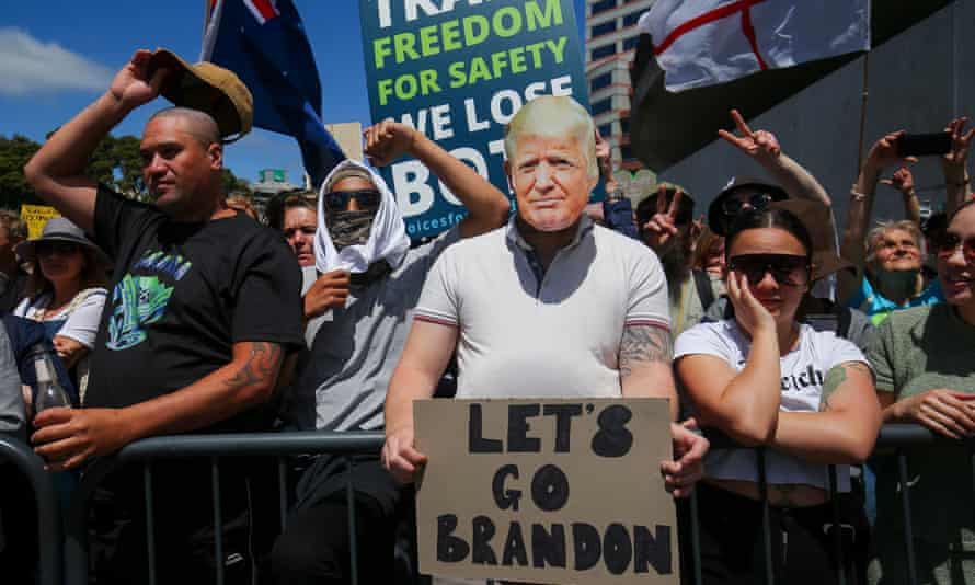 New Zealand anti-vaccine mandate protests: police and photographer attacked | New Zealand 3 Some anti-vaccine mandate protesters in Wellington.