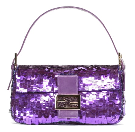 Un sac à main recouvert de sequins violets 