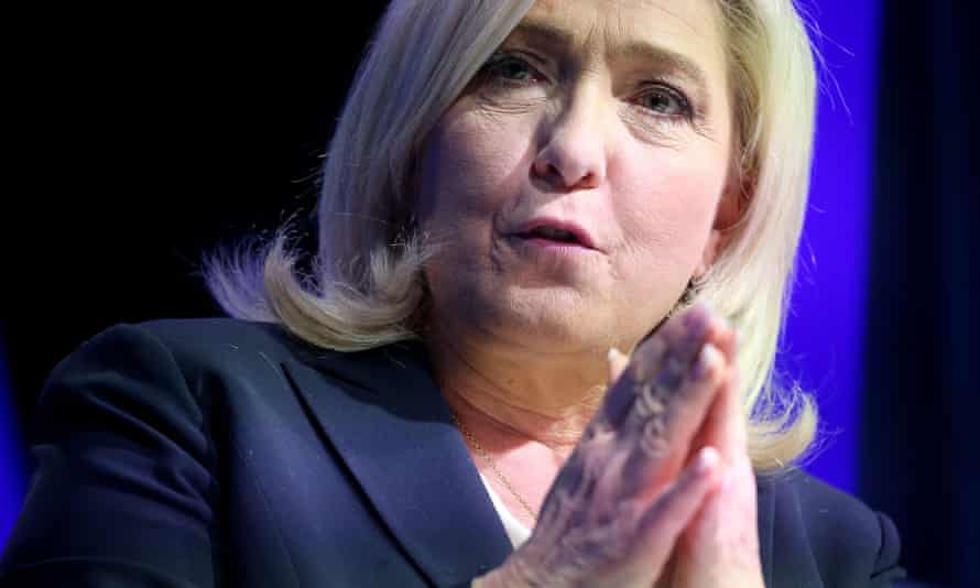 Marine Le Pen prononce un discours lors d'un meeting de campagne le 25 mars.