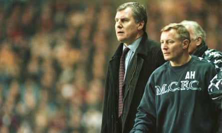 Joe Royle regarde une défaite de Manchester City contre Ipswich lors d'un match de Division One en février 1998
