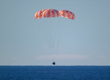 NASA tarafından sağlanan bu fotoğrafta, Artemis II mürettebat üyelerini taşıyan Orion uzay aracı, 10 Nisan 2026 Cuma günü Kaliforniya kıyılarına iniş yapmak üzere Pasifik Okyanusu yüzeyine yaklaşıyor.