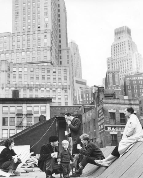 Delphine Seyrig, Robert Indiana, Duncan Youngerman, Ellsworth Kelly, Orange, Jack Youngerman, and Agnes Martin on the roof of 3-5 Coenties Slip, New York, 1958.