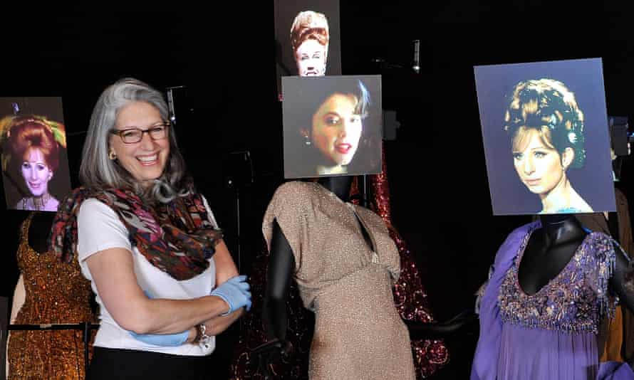 La costumière devenue universitaire Deborah Nadoolman Landis a organisé une exposition de costumes hollywoodiens au V&A de Londres.