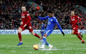 Gray shoots, but Alisson is covered.
