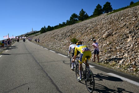 Marlen Reusser (in yellow) and Demi Vollering on Mont Ventoux.