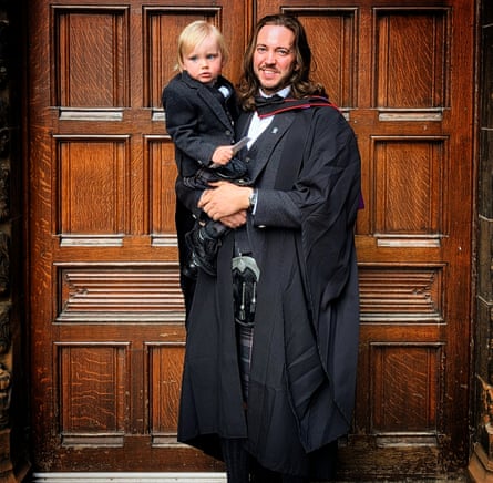 ‘كوني أبًا يمنحني الهدف … ديلاني مع ابنه في تخرجه.