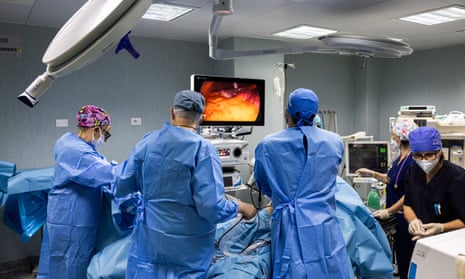 Asbel Díaz Fonseca and other surgeons at work
