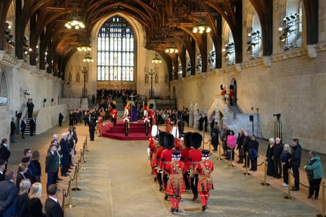 Des membres du public défilent devant le cercueil de la reine Elizabeth II, allongé sur le catafalque de Westminster Hall, au palais de Westminster.