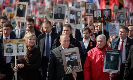 Vlagyimir Putyin orosz elnk 2022-ben a Gyzelem Napjn rszt vesz a Halhatatlan Ezred felvonulsban amelyen a rsztvevk a msodik vilghborban harcol rokonok kpeit tartjk kezkben