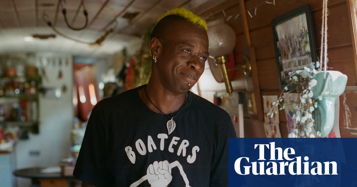 Delivery swans, millionaire neighbours and the wonders of a bath: hardcore houseboat heroes celebrated in photos