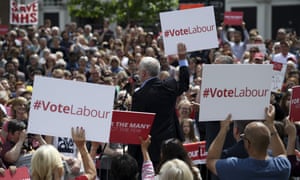 Jeremy Corbyn falando em Reading, onde anunciou que iria participar do debate sobre eleições televisivas desta noite.