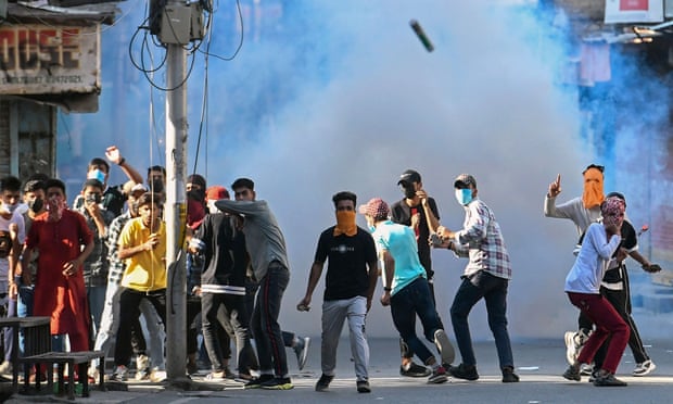 Demonstranti sodelujejo v demonstracijah sredi dima s solzivcem, ki so ga izstrelile indijske varnostne sile v Srinagarju maja 2022.