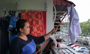 Η Tilda Kalavani φέρνει ένα μπλουζάκι για να χρησιμοποιηθεί ως λευκή σημαία για να ζητήσει βοήθεια στην Κουάλα Λουμπούρ.