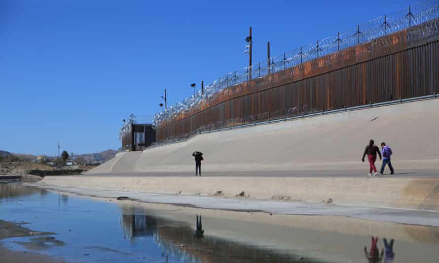 People walk to try to cross the border near the Rio Bravo in Ciudad Juarez, Mexico