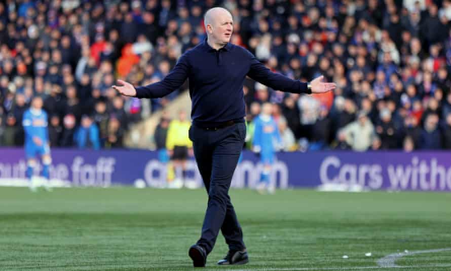 Le manager de Livingston, David Martindale, a exhorté les fans à arrêter de lancer des boules de neige sur le terrain.