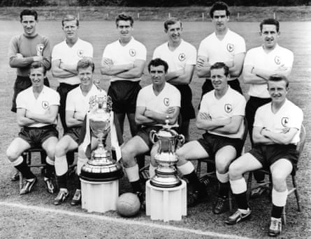 Maurice Norman, rangée arrière, deuxième à partir de la droite, avec l'équipe de Tottenham Hotspur 1961-62 sur leur terrain d'entraînement du Hertfordshire, avec le trophée du championnat de la Ligue de football et la FA Cup.