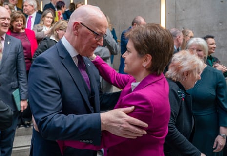 टोरीज़ का दावा है कि फोन चोरी के बारे में जवाब देने के लिए मैकस्वीनी के पास ‘गंभीर प्रश्न’ हैं, मंत्री द्वारा ‘साजिश’ सोच की निंदा करने के बाद – ब्रिटेन की राजनीति लाइव