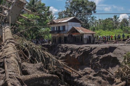Flash flood kills at least 28 people in West Sumatraepaselect epa11334729 Villagers stand near a damaged house after a flash flood in Tanah Datar, West Sumatra, Indonesia, 12 May 2024. At least 28 people were killed after heavy rain triggered flash floods and cold lava flow from Marapi volcano hitting villages in Tanah Datar and Agam Regency, West Sumatra province, according to the National Board for Disaster Management (BNPB). EPA/GIVO ALPUTRA