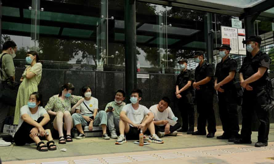Người biểu tình bên ngoài trụ sở Evergrande ở Thâm Quyến, đông nam Trung Quốc.