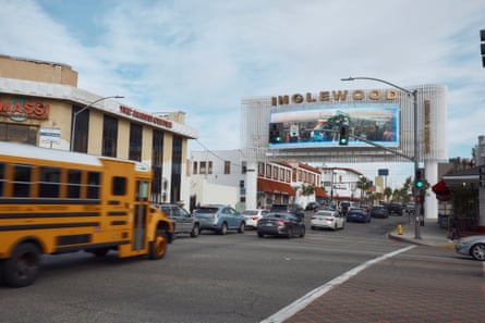 A engaged intersection, pinch a motion that says Inglewood.