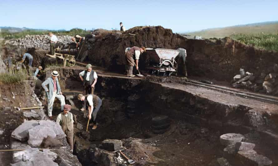 A colourised picture of Edwardian labourers at work in Corbridge.