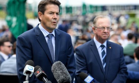 ثم وزير السباق في نيو ساوث ويلز كيفن أندرسون (يسار) مع رئيس Racing NSW Russell Balding في راندويك لسباق إيفرست في عام 2021.