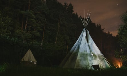 Teepees and campfire at Kemp Branná.