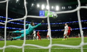 El portero del Tottenham Hotspur, Hugo Lloris, se zambulle pero no puede detener un disparo de Serge Gnabry que le da al Bayern Munich su séptimo gol en la victoria por 7-2 sobre los Spurs.