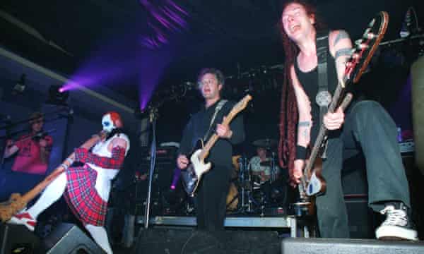 på scenen på Brightons Corcorde 2 i maj 2002.